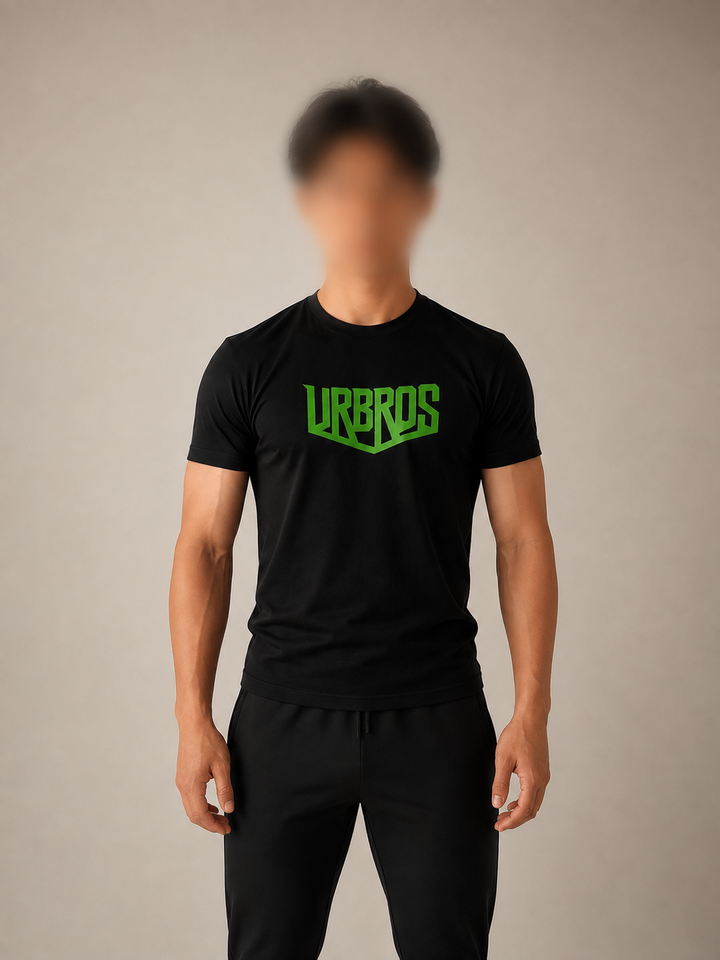 URBROSのロゴが入った黒いTシャツを着た人物(顔はぼかしています)
